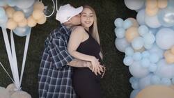Santa Fe Klan y Maya Nazor realizan el baby shower de su bebé