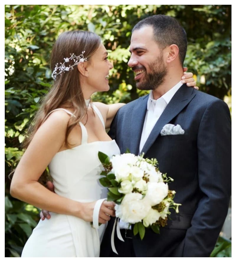 La boda de Asli Enver y el empresario Berkin Gökbulak fue secreta. Se hizo en su casa y solo asistieron familiares. Asli ya estaba embarazada de su novio.