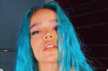 Karol G canta "Mamiii" en vivo por primera vez y Becky G reacciona a pregunta de "La Bichota"