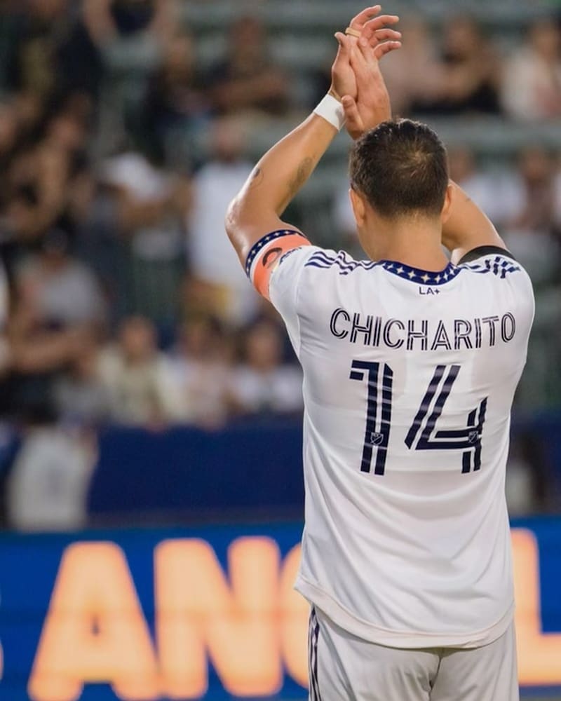 "Chicharito" Hernández en la polémica por ignorar a un niño - Créditos: Instagram ch14_