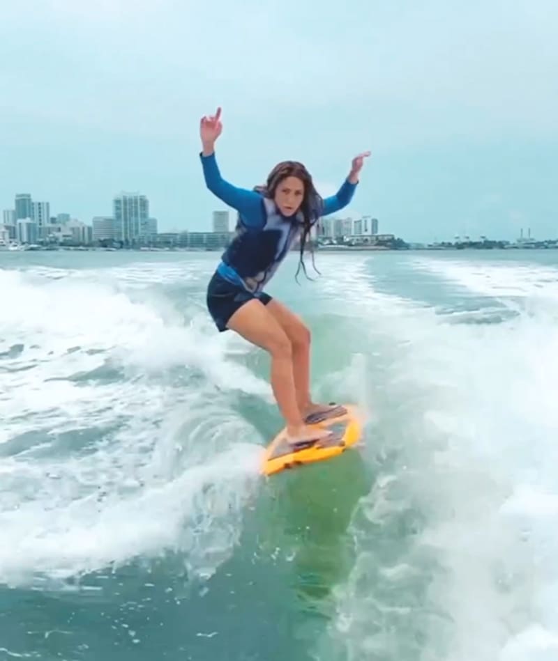 Shakira estuvo nuevamente practicando wakesurf, sacando provecho de su destreza física y gran equilibrio.