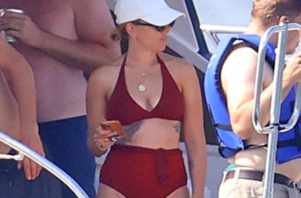 Scarlett Johansson presume figura en traje de baño rojo y muestra sus tatuajes más secretos