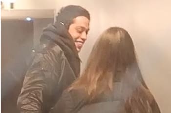 Pete Davidson se deja ver en romántico momento con Emily Ratajkowski