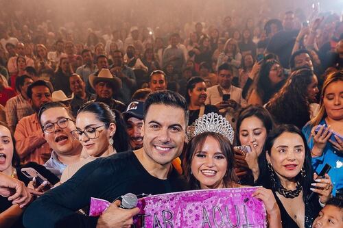 Carlos Rivera recibe su primer regalo público para su bebé
