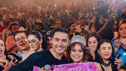 Carlos Rivera recibe su primer regalo público para su bebé