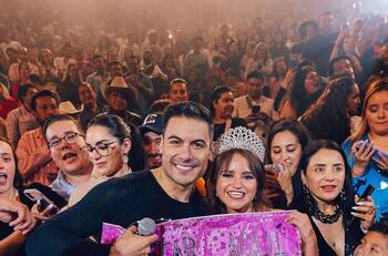 Carlos Rivera recibe su primer regalo público para su bebé