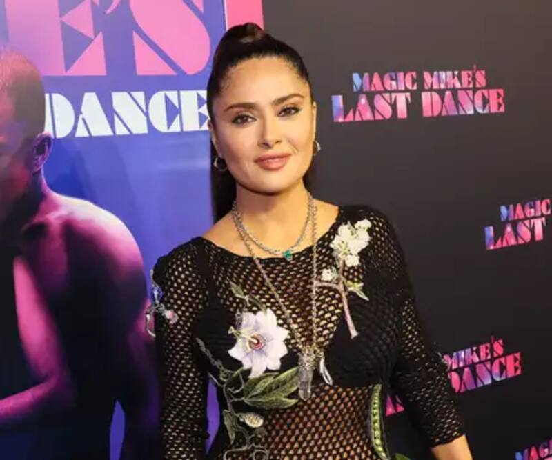 Salma Hayek demostró que no hay limite de edad para lucir un arriesgado vestido - Créditos: Instagram