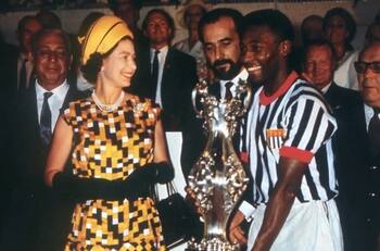 El día que Pelé conoció a la Reina Isabel II, le hizo una petición muy inusual a la monarca