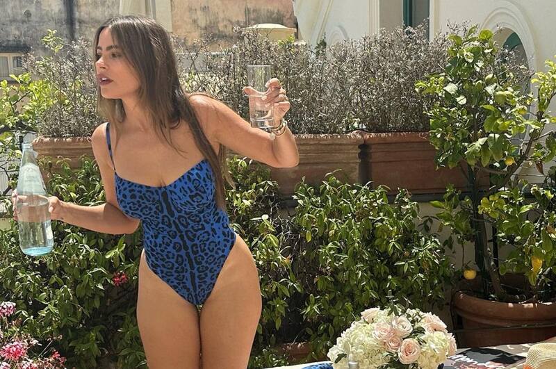 Sofía Vergara deslumbró a sus seguidores con sus fotos en traje de baño desde Italia.