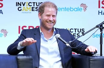 El príncipe Harry luce feliz sin Meghan en Japón