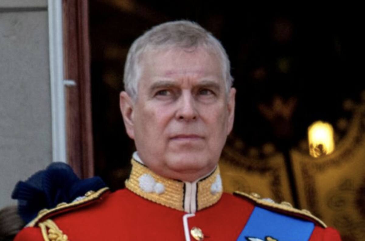 El príncipe Andrés luce su uniforme militar luego de que el rey Carlos III le levantara el castigo