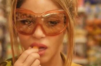 Esto cuesta el look casual que Shakira eligió para el video de ‘Monotonía'