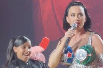 North West sube al escenario durante concierto de Katy Perry y le roba el show