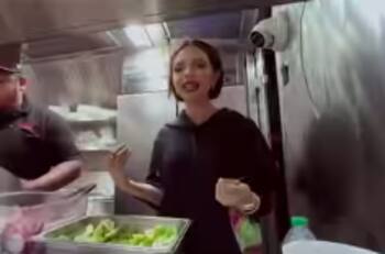 Ángela Aguilar se estrena como taquera, pero no pudo seguirle el paso al negocio