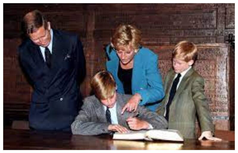 El príncipe William cuando llegó a Eton School.