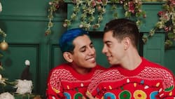Johnny Caz y su prometido sellan su amor con un beso navideño
