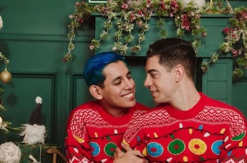 Johnny Caz y su prometido sellan su amor con un beso navideño