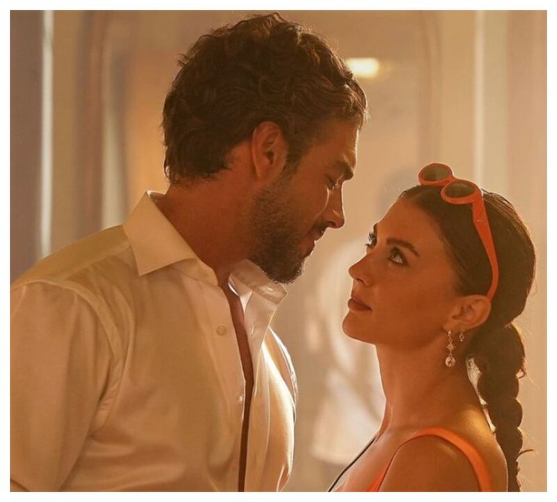 Burcu Özberk ganó fama en la serie Amor, Lógica, Venganza (Olvídame si puedes).