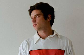 Toma asiento y descubre el nuevo vídeo de Nicolás Haza, el hijo de Ludwika Paleta