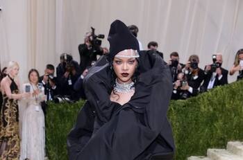 Rihanna recibe 2022 con este glamoroso e impactante vestido