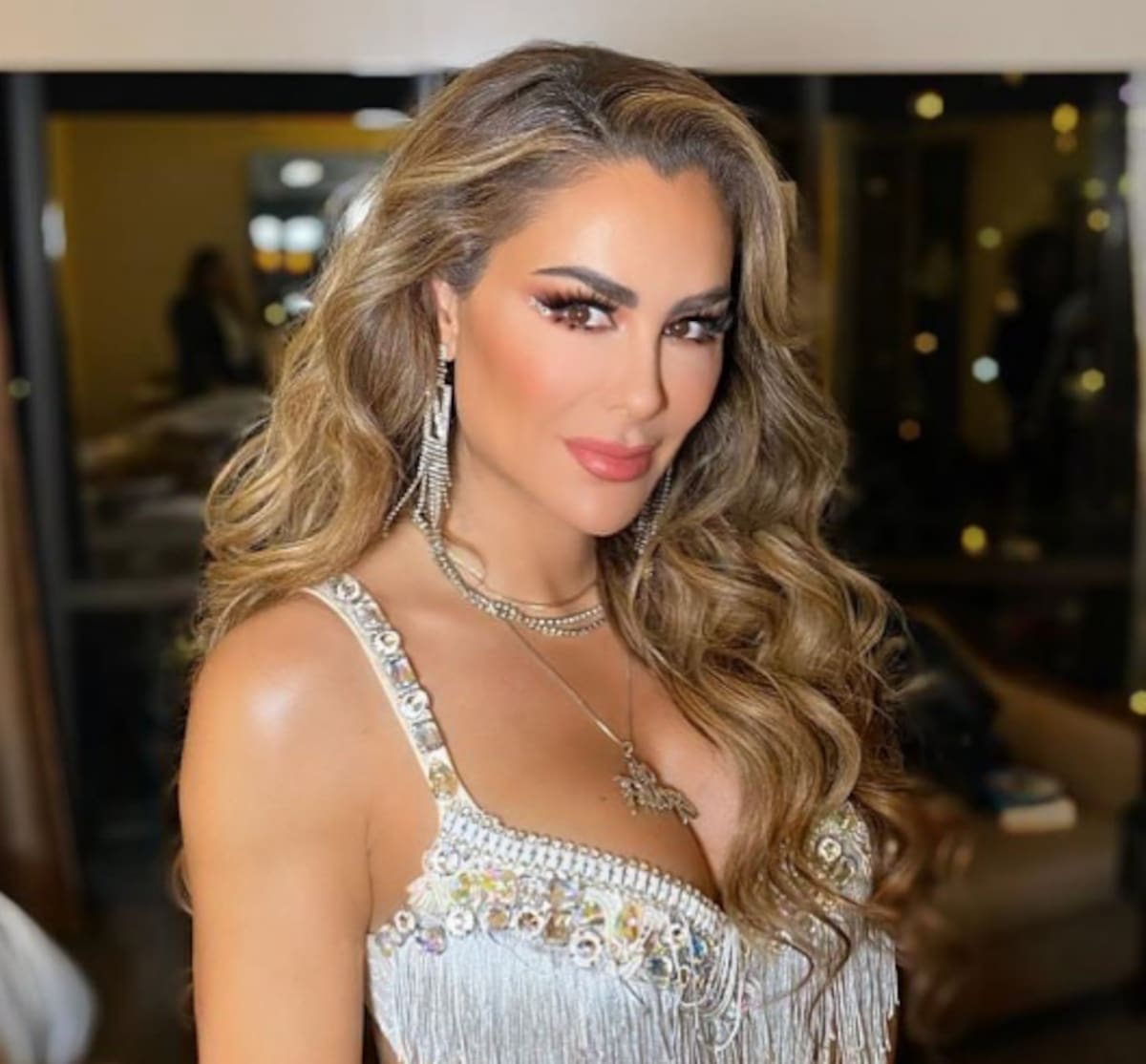 Ninel Conde se quitó edad en un documento oficial.