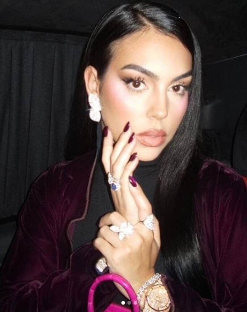 Georgina ostenta millonarias joyas mientras cita a la Biblia La celebridad lució parte de su amplio registro de brillantes - Créditos: Instagram