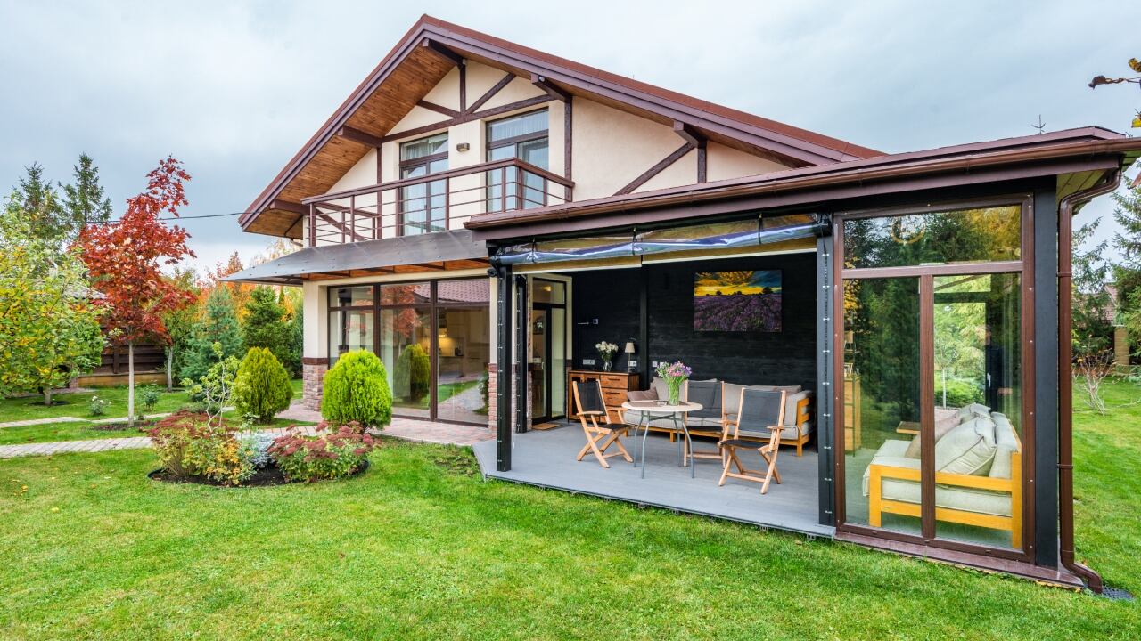 Casa con un césped saludable en el jardín.