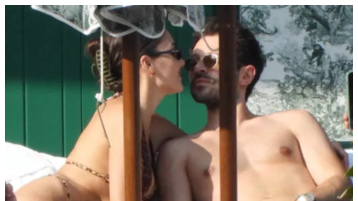 Hande Ercel y el millonario ejecutivo Hakan Sabanci se lucieron en la boda de la actriz Eda Ece.