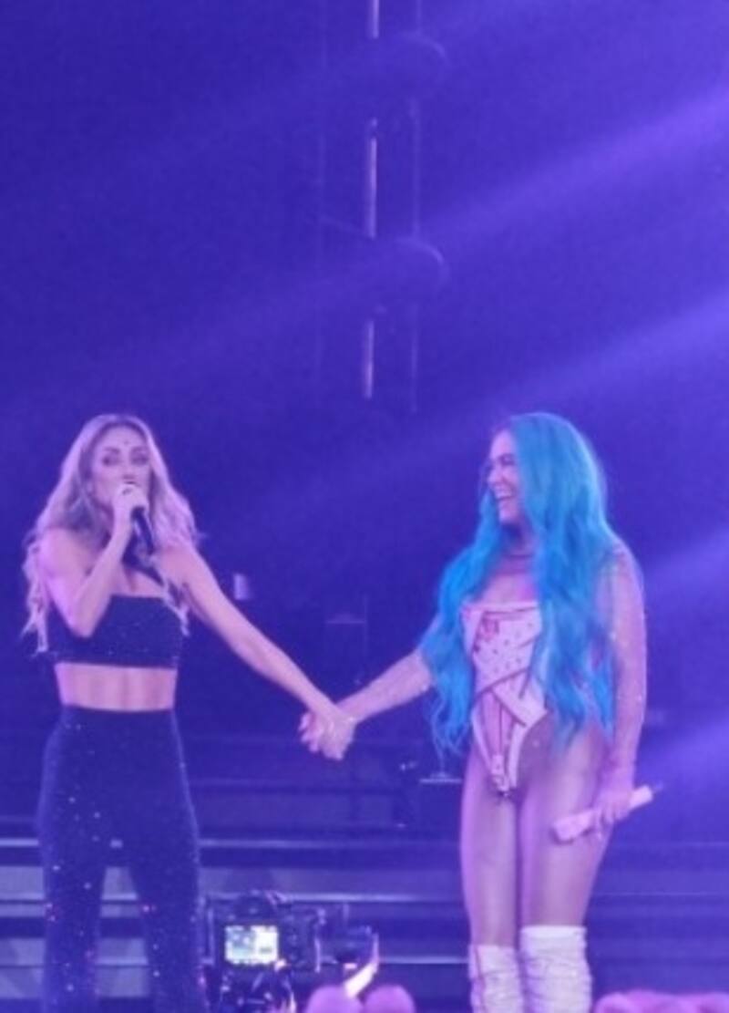 Anahí y Karol G en la Arena Ciudad de México - Créditos: Twitter