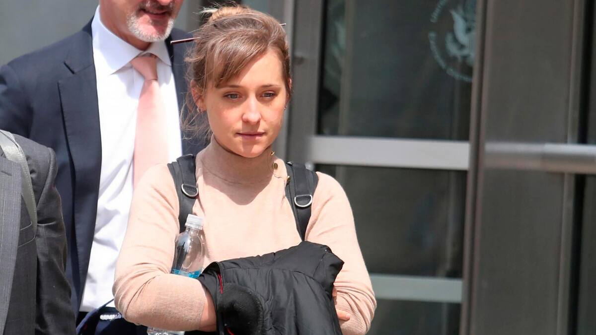 La actriz de 'Smallville' ingresa antes a prisión para cumplir su sentencia