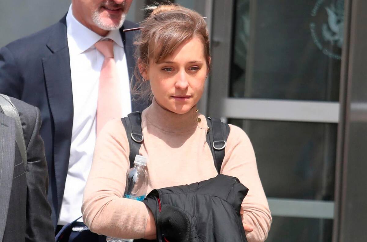 La actriz de 'Smallville' ingresa antes a prisión para cumplir su sentencia