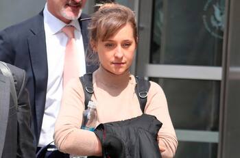 La actriz de 'Smallville' ingresa antes a prisión para cumplir su sentencia