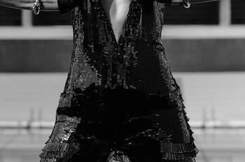 Gisele Bündchen regresa al modelaje tras su divorcio y posa solo en pantalón y una lujosa bolsa