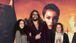 Jason Momoa asiste al estreno de 'The Batman' en apoyo a su hijastra