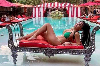 Con 63 años, Maribel Guardia presume su marcado abdomen en su paso por Buenos Aires