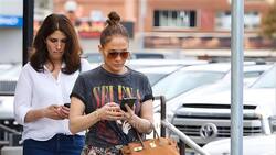 JLo homenajea a Selena Quintanilla mientras hace compras en Los Ángeles con Emme