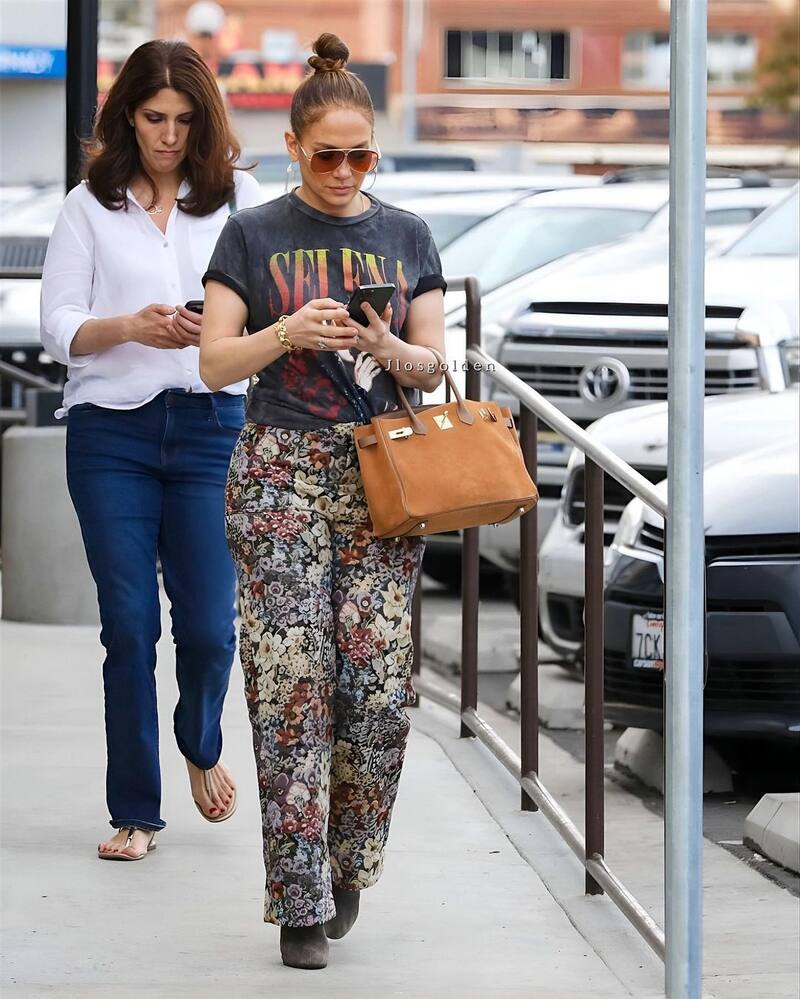 JLo rindió un homenaje a Selena Quintanilla mientras hacía las compras en Los Ángeles - Créditos: Instagram