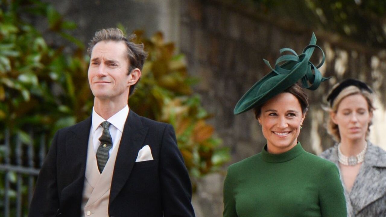 James Matthews caminando junto a su esposa Pippa Middleton, que lleva un vestido verde.