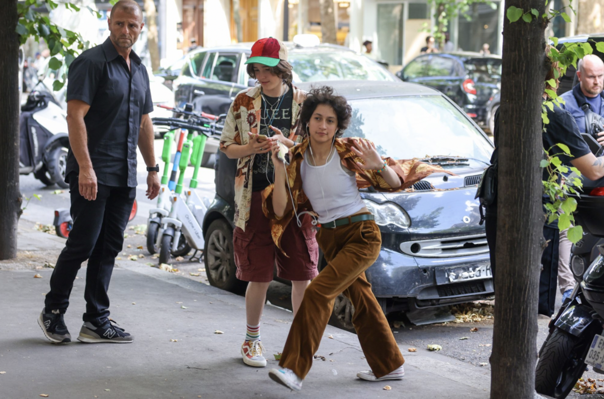 El irreverente gesto de Emme, hija de JLo, ante el acoso de los paparazzi en París