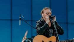 Vocalista de Maná se cae al intentar cargar a una fan en pleno concierto