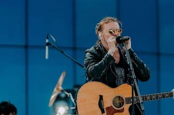 Vocalista de Maná se cae al intentar cargar a una fan en pleno concierto