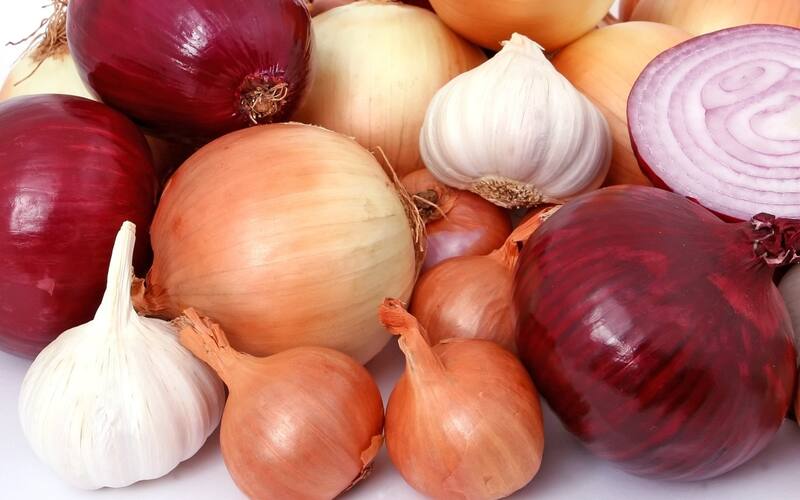 Cebollas y cabezas de ajo