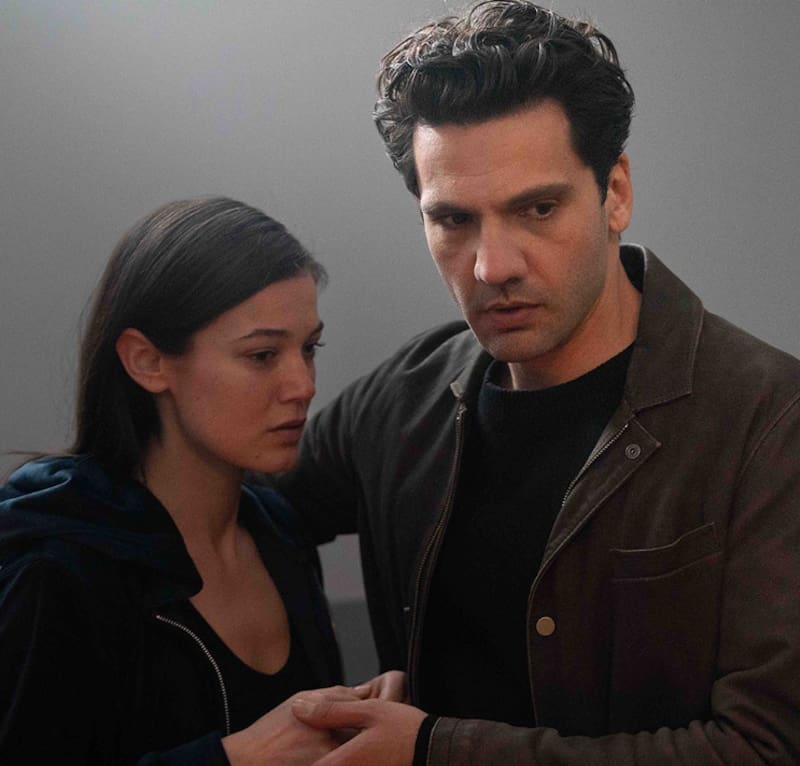 Kaan Urgancıoğlu es el galán y protagonista en la serie Yargi.