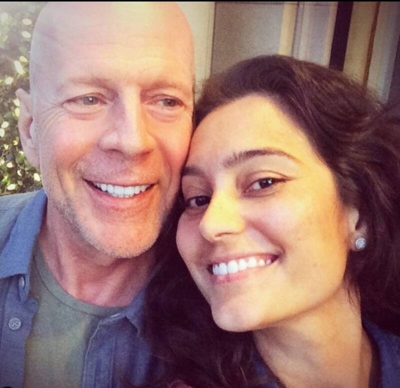 La carta de gratitud que la esposa de Bruce Willis deja en su aniversario de boda con el actor Emma y Bruce, en una foto de hace una década - Créditos: Instagram