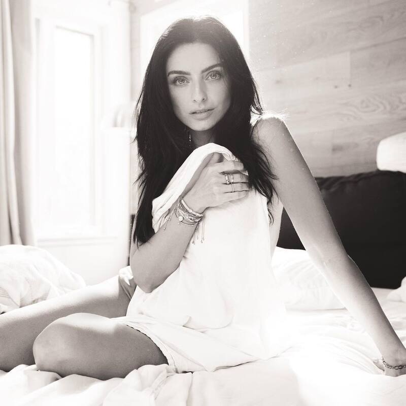 Aislinn Derbez posa con mucha naturalidad desde su recámara - Créditos: Instagram