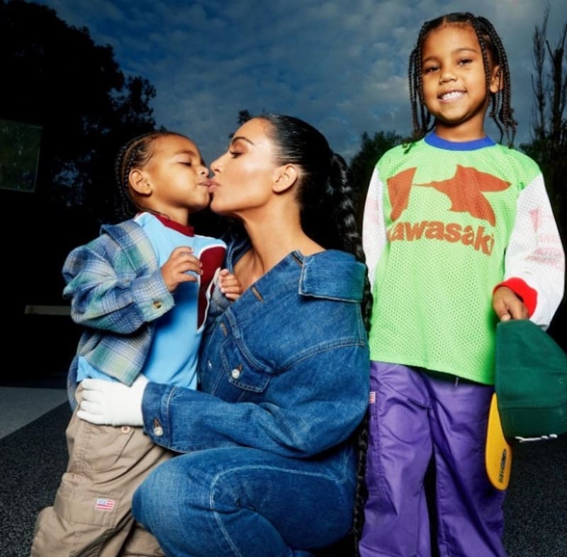 Kim Kardashian con sus hijos - Créditos: Revista Vogue