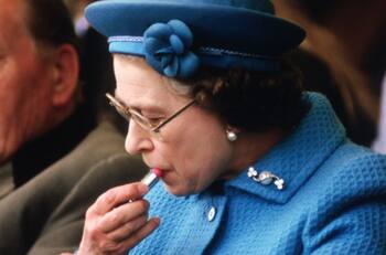 ¿Necesario o absurdo? Las 6 veces que la reina Isabel ha roto el estricto protocolo de la realeza