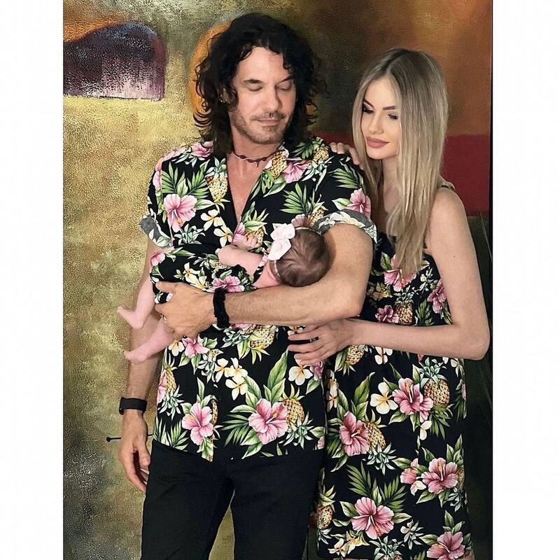 Mario Cimarro y su novia destaparon la identidad de su bebé - Créditos: Instagram