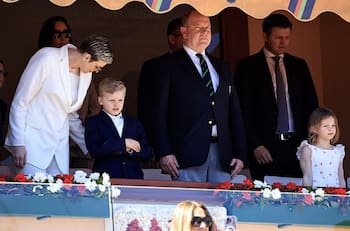 Princesa Charlene deslumbra con su elegante look en blanco ante miles de personas