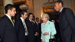 La Reina Isabel II se rio a carcajadas con la broma de un futbolista